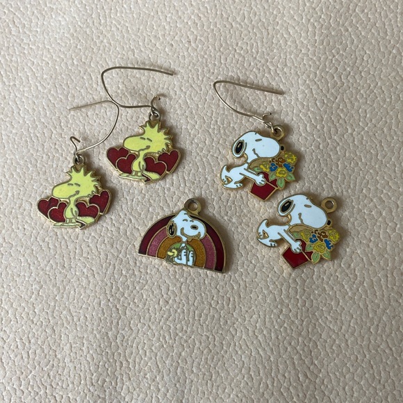 Aviva Vintage Snoopy and Woodstock - Metallic Rainbow Charm Enamel Cloisonne - Picture 1 of 3